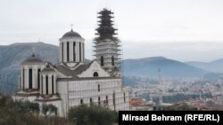 Saborna crkva je iz 19. vijeka i trenutno se renovira nakon što je minirana i zapaljena 1992. godine tokom rata u Bosni i Hercegovini.