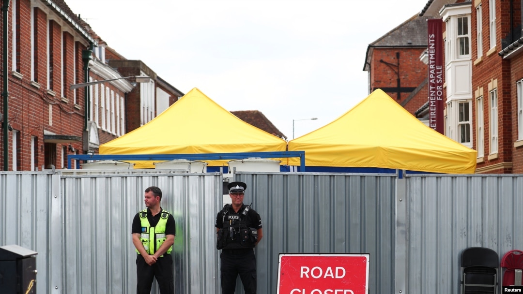 Ofițerii de poliție stau în afara străzii unde a locuit Dawn Sturgess, înainte de a muri după ce a fost expusă agentului chimic Novichok, în Salisbury, Marea Britanie, 19 iulie 2018.
