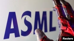 Логотип компанії ASML