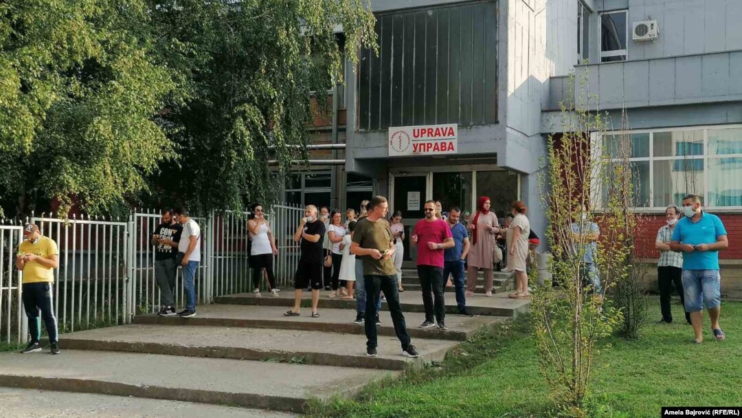 Protest ispred Upravne zgrade Opšte bolnice u Novom Pazaru, 14. avgust 2020.