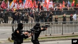 پلیس ترکیه با شلیک گاز اشک آور و گلوله‌های پلاستیکی مانع از ورود تظاهرکنندگان به میدان تقسیم شد