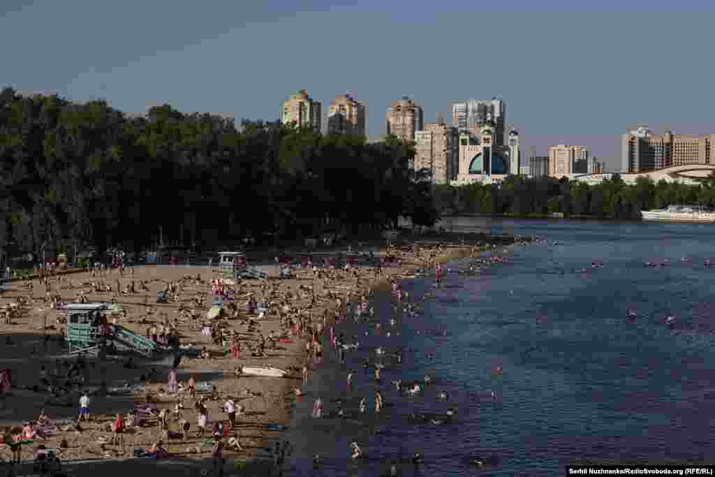 Кияни відпочивають на київському пляжі у Гідропарку біля Дніпра