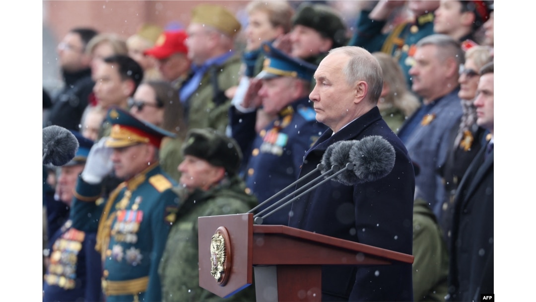 După ce a cerut un minut de reculegere, Vladimir Putin a ținut pe 9 mai 2024 un scurt discurs în Piața Roșie din Moscova. „Ziua Victoriei unește toate generațiile”, a spus el.