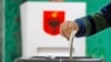 Një burrë hedh votën e tij gjatë zgjedhjeve parlamentare në kryeqytetin e Tiranës, Shqipëri. (Fotografi nga arkivi)