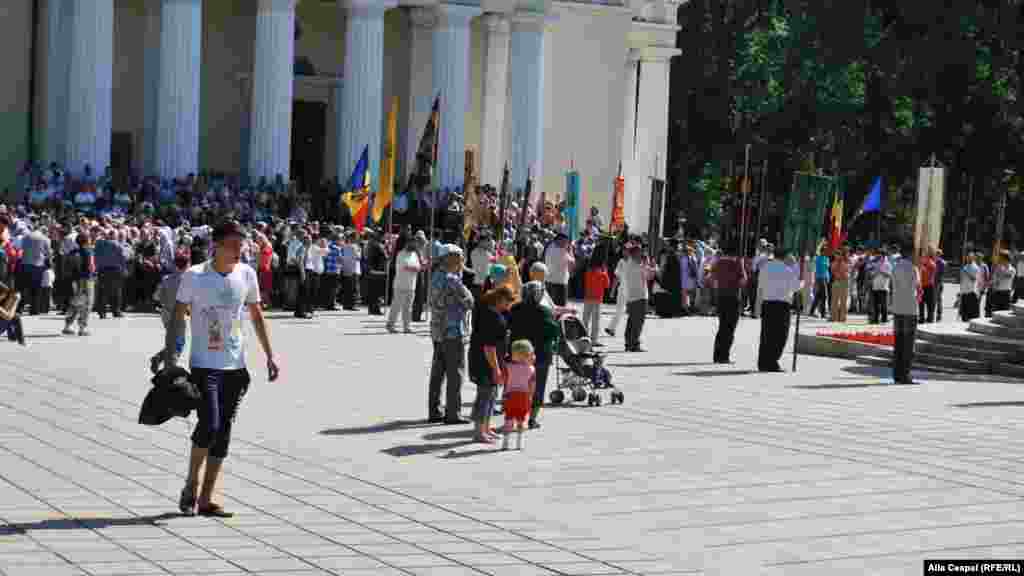 Preoți și enoriași în scuarul Catedralei Metropolitane