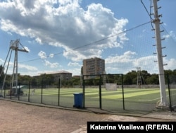  Кадър от дребния стадион „ Академик “ 