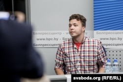 Раман Пратасевіч на прэсавай канфэрэнцыі ў Менску, чэрвень 2021
