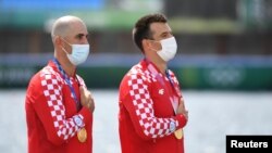 Veslači, braća Valent i Martin Sinković na dodjeli zlatne medalje u Tokiju