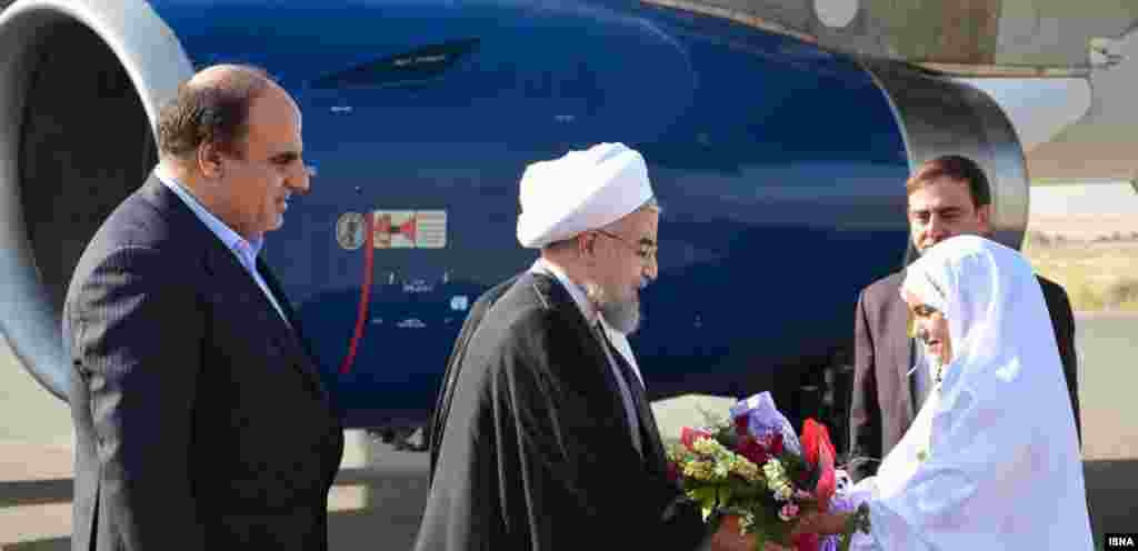 استقبال از حسن روحانی در آغاز سفر به کرمانشاه.
