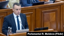 Vicepreședintele comisiei juridice, pentru numiri și imunități, Igor Chiriac, prezintă plenului Parlamentului amendamentele la legea cetățeniei R. Moldova, 14 mai 2026