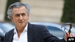 Bernard-Henri Levy filozófus a francia elnökkel való találkozójára érkezik meg 2019-ben.