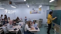 "Тук не се чуват експлозии". Как деца учат на 7 метра под земята