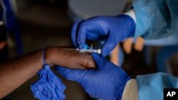 ექიმი მეთვალყურეობს მაიმუნის ყვავილით (Mpox) დაავადებულ პაციენტს, სამკურნალო ცენტრში მუნიგიში, აღმოსავლეთ კონგოში, 16 აგვისტო, 2024 წ.