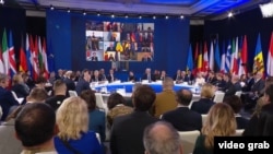 Lideri și reprezentanți ai zeci de state au participat la reuniunea de la Kiev. Pe ecran - conferința video, la care s-a conectat și președinta R. Moldova, Maia Sandu, Kiev, 24 februarie 2025.