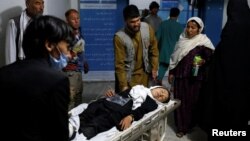 دانش آموز مکتب سیدالشهدا که در حملات روز شنبه در منطقه دشت برچی شهر کابل زخمی شده در حال انتقال به شفاخانه