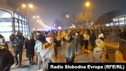 Učesnici protesta na bulevaru kod beogradskog Sajma.