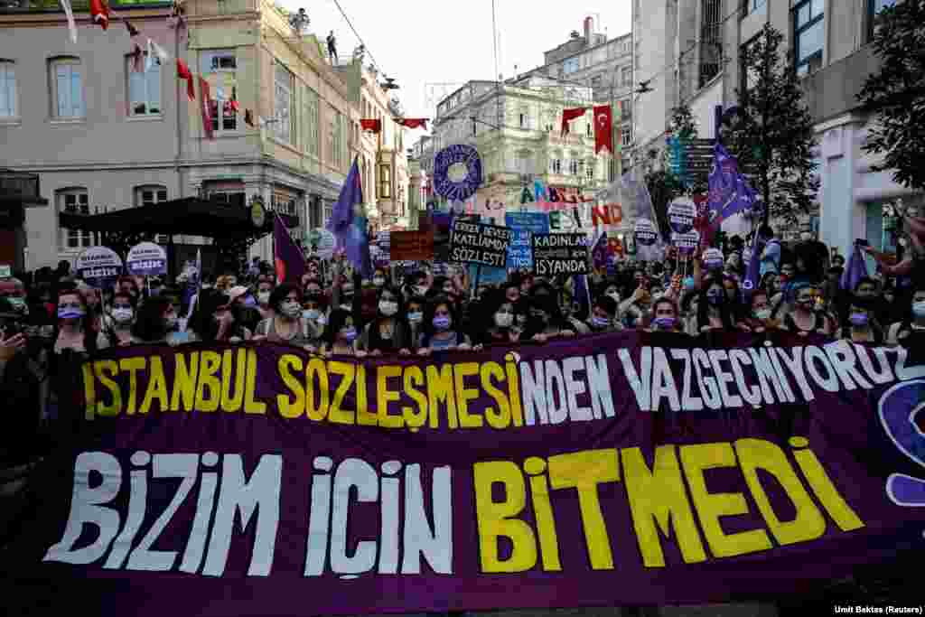 &quot;Nem adjuk (fel) az Isztambuli Egyezményt. Ezzel nincs vége&quot; - olvasható a transzparensen július 1-jén Isztambulban.