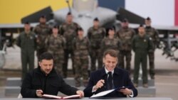 Ukrainian President Volodymyr Zelenskyy (left) met with his French counterpart, Emmanuel Macron, on November 17, at the Villacoublay air base near Paris, where they agreed to a deal on fighter jets.