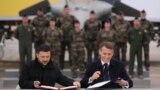 Ukrainanyň prezidenti Wolodymyr Zelenskiý (çepde) 17-nji noýabrda Parižiň golaýyndaky Willakouble howa bazasynda fransuz kärdeşi Emmanuel Makron bilen duşuşdy we olar söweş uçarlary barada ylalaşyga gol goýdular.
