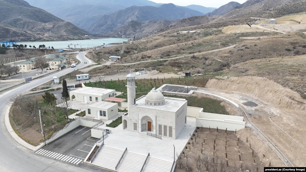 Një xhami e re e fotografuar në mars të vitit 2025 në qarkun e rimarrë të Agdarës në Azerbajxhan.