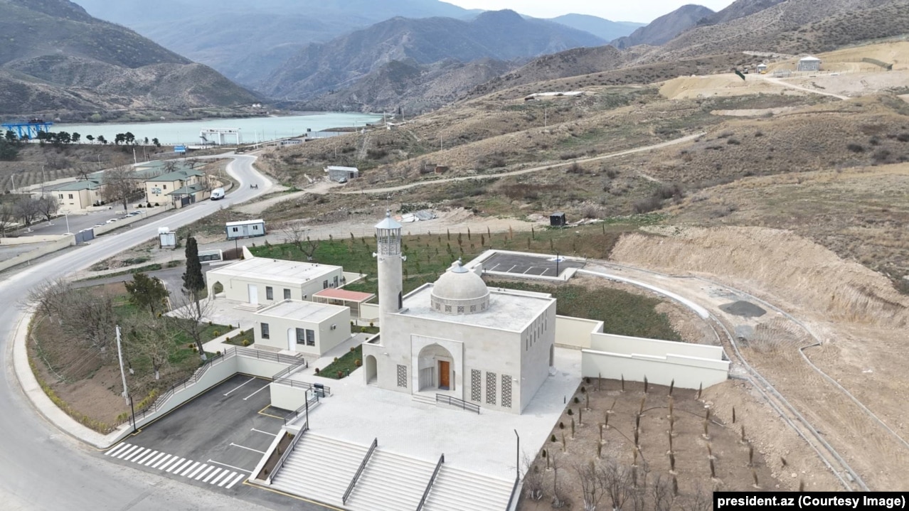 Një xhami e re e fotografuar në mars të vitit 2025 në qarkun e rimarrë të Agdarës në Azerbajxhan.