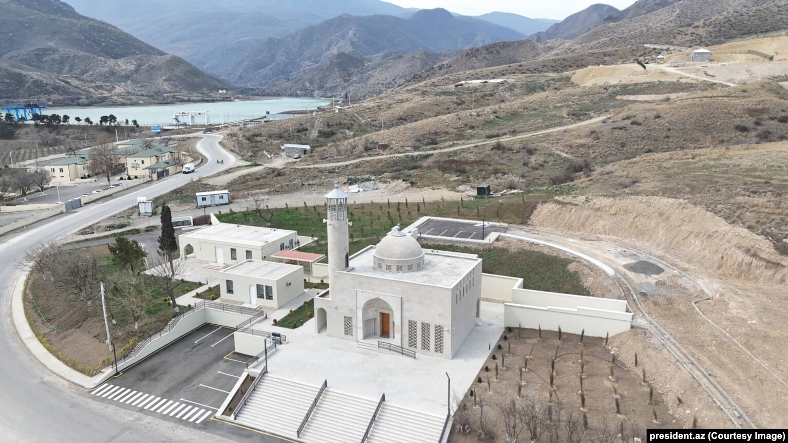 Një xhami e re e fotografuar në mars të vitit 2025 në qarkun e rimarrë të Agdarës në Azerbajxhan.
