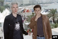  Джим Джармуш и Джони Деп театралничат за представянето на кино лентата „ Мъртвец “ по време на фестивала в Кан през 1995 година 