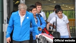 Aeroportdaky ýolagçylar.