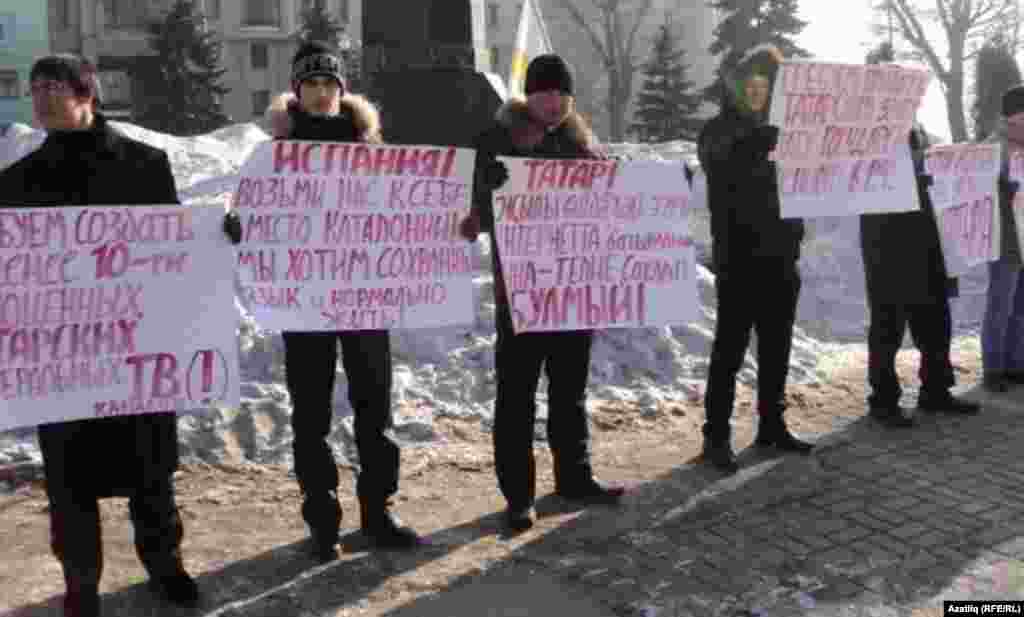 &quot;Азатлык&quot; татар яшьләре берлеге Тукай һәйкәле янында пикет уздыра, Казан, 19 февраль 2012