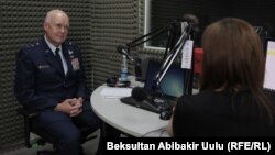 Генерал-майор Питер Хронек "Азаттык" радиосунун студиясында.