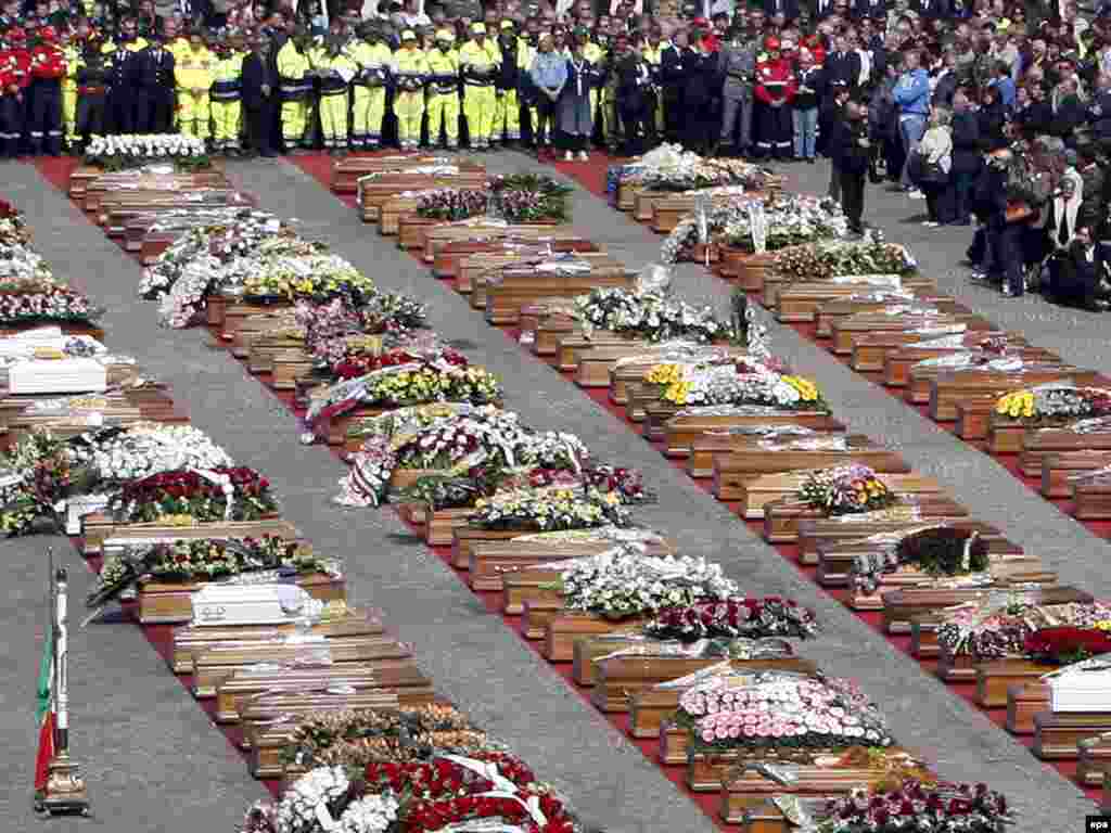 Italija - Dan žalosti - Kraj tjedna je obilježen zajedničkom sahranom svih nastradalih u posljedicama zemljotresa u L¨Aquili. .