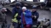 Рятувальники ДСНС евакуюють літню жінку з її зруйнованого російським обстрілом будинку на Хмельниччині, 25 травня 2025 року.<br><br>Під російським ударом опинилися 13 регіонів, а саме місто Київ, Київська, Житомирська, Хмельницька, Тернопільська, Дніпропетровська, Миколаївська, Одеська, Харківська, Чернігівська, Черкаська, Сумська і Полтавська області