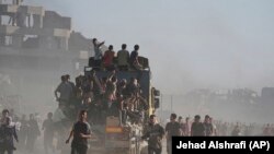 Palestinezët mbi një kamion të mbushur me ndihmë ushqimore dhe humanitare të Programit Botëror për Ndihma, pasi ka arritur të hyjë në veriun e Gazës.