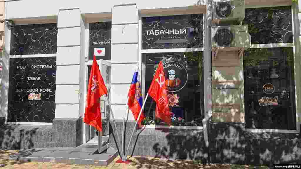 Тематическое оформление магазина к 9 мая. На эти цели российские власти Симферополя выделяли до 100 рублей на возмещение расходов для объектов предпринимательства, расположенных на центральных улицах города