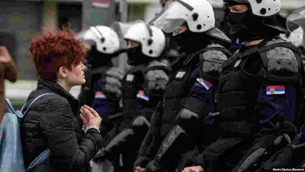 Policajci kod Starog savskog mosta u Beogradu tokom protesta građana protiv planova za rušenje ovog mosta, jednog od simbola glavnog grada Srbije.