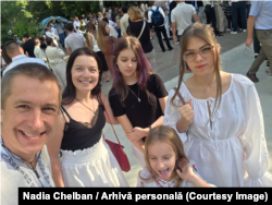 Nadia Chelban, mama a trei fete: Ilinca - 14 ani, Voica - 12 ani și Zoe - 8 ani. Nadia ne-a povestit experiența ei și a soțului Vasile privind restricțiile pe social media și gadgeturi pentru fetele lor.
