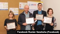 Учасник бойових дій Руслан Венжега (другий зліва). Ветеранське підприємництво. Навчання в USAID. 2017 рік