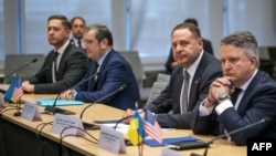 Delegația ucraineană la Geneva: alături de Andrii Iermak, șeful cancelariei prezidențiale ucrainene, se află ministrul adjunct de Externe, Serghii Kisliția (dreapta) și șeful adjunct al serviciului de informații militare al Ucrainei, Vadim Skibițkii (al doilea din stânga)