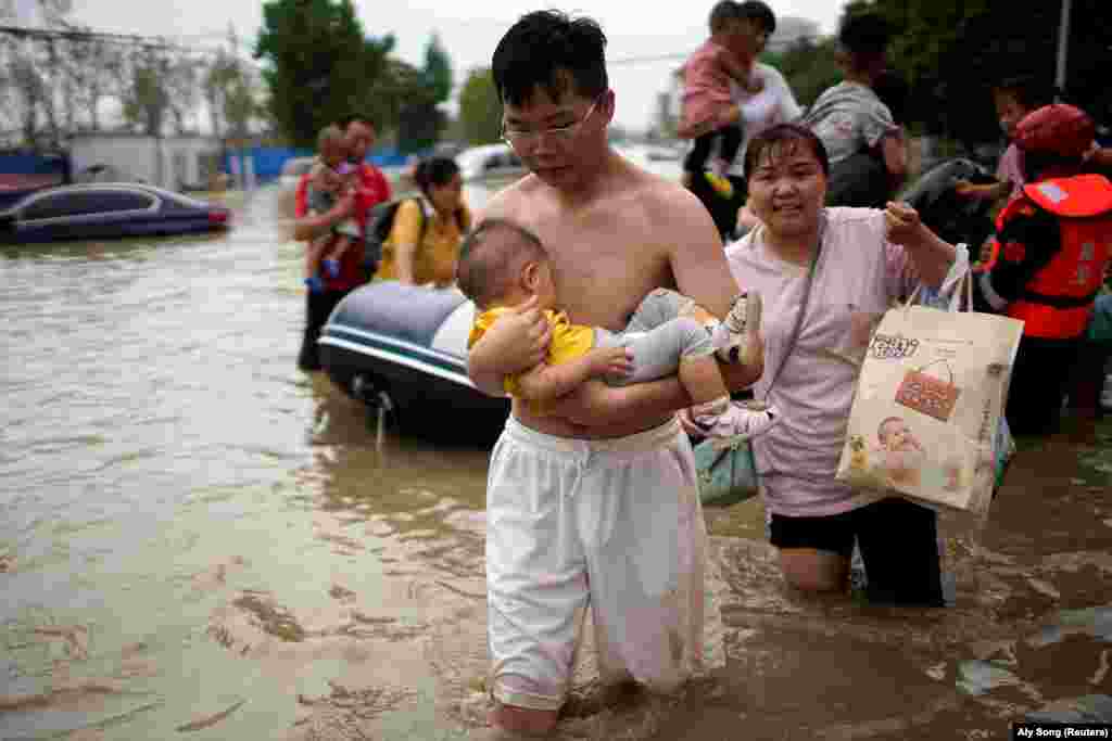 Az áradások miatt kétszázezer embernek kellett elhagynia az otthonát a 12 millió lakosú Csengcsouban