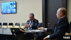 Ruki predsjednik Vladimir Putin i ministar obrane Sergej Šojgu