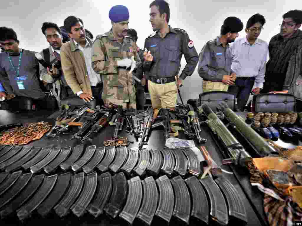 Pakistan - Napad na sportiste - Ovo je oružje koje su sigurnosne snage zaplijenile nakon terorističkog napada na kriket tim Šri Lanke u Lahoreu. Šest policajaca i dva civila su poginula, a nekoliko igrača je ranjeno. 