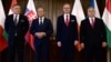De la stânga la dreapta, Robert Fico din Slovacia, Donald Tusk din Polonia, Petr Fiala din Republica Cehă și Viktor Orban din Ungaria pozează înainte de întâlnirea Grupului de la Vișegrad din 27 februarie.