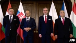 Robert Fico i Sllovakisë (majtas në të djathtë), Donald Tusk i Polonisë, Petr Fiala i Republikës Çeke dhe Viktor Orban i Hungarisë pozojnë për një foto përpara takimit të Grupit të Vishegradit më 27 shkurt.