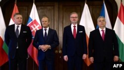 Premierul slovac, Robert Fico, cel polonez, Donald Tusk, premierul maghiar, Viktor Orban și cel al Cehiei, Petr Fiala, la o poză de familie a Grupului de la Vișegrad. 27 februarie 2024.