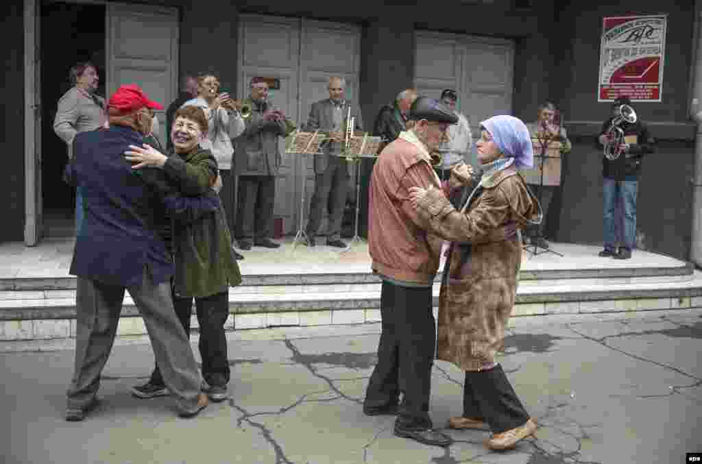 Elderly Ukrainians dance during a rally to mark International Labor Day in front of the Vladimir Lenin monument in Slovyansk, Ukraine, on May 1. (epa/Roman Pilipey)