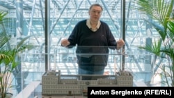 ივან ტოლსტოი რადიო თავისუფლების პირველი შენობის მაკეტთან. პრაღა, 21 მარტი, 2025. 