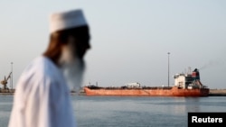 Petrolierul Callisto, ancorat în portul Sultan Qaboos, din Muscat, Oman, pe 12 martie.