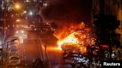 Автомобили горят на улице во время массового протеста в Тегеране, Иран, 8 января 2026 года. Скриншот с видео из соцсетей