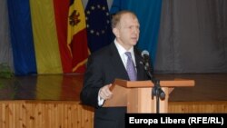 Ambasadorul american William Moser adresîndu-se studenților la Chișinau