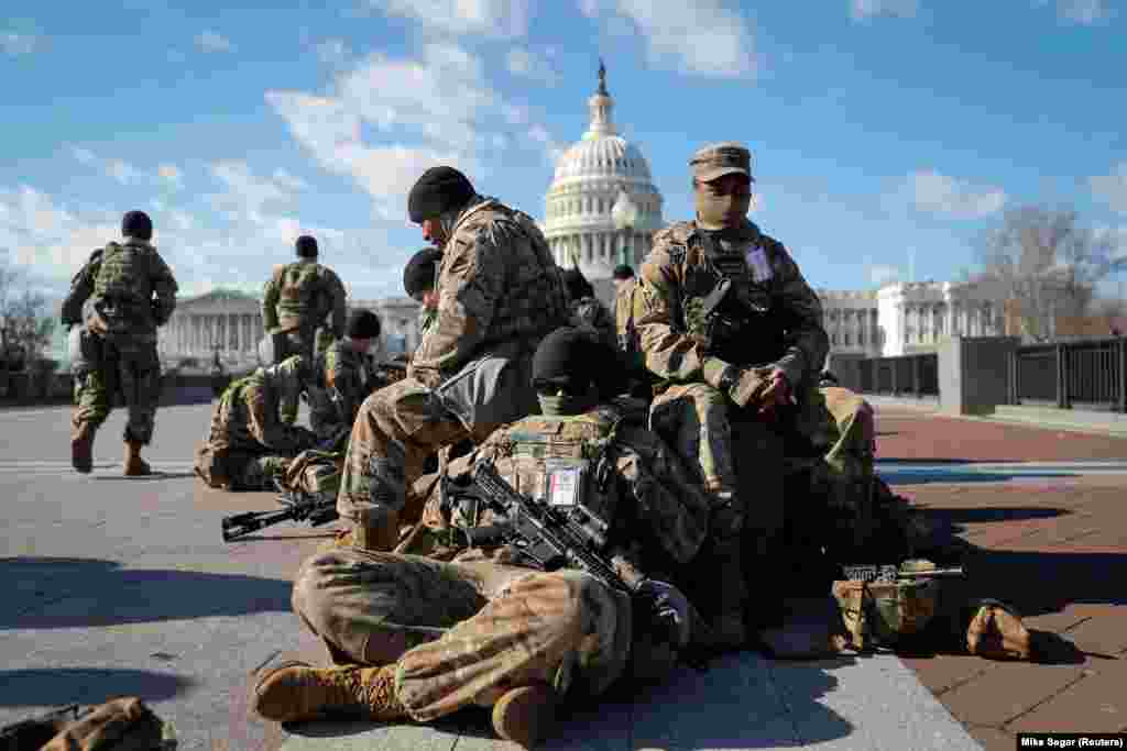 Trupe Nacionalne garde okupljaju se ispred američkog Capitola 19. januara, dan uoči inauguracije izabranog predsednika Joe Bidena u Washingtonu.